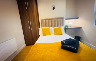 Spacious 6-Bedroom Terraced House | Sleeps 8 | Near City Centre