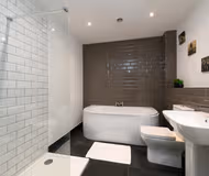 Spacious 3 Bedrooms in City Centre w/ Parking