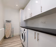 Spacious 3 Bedrooms in City Centre w/ Parking