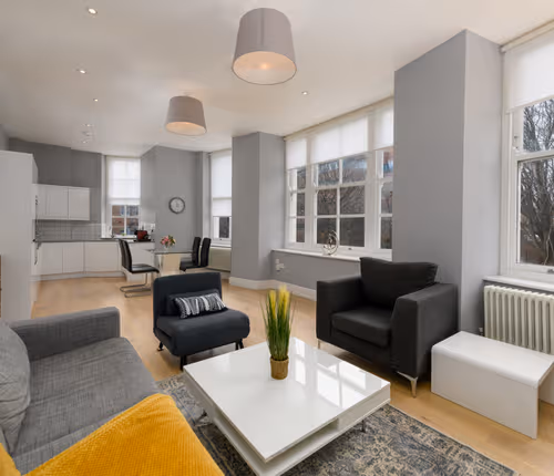 Spacious 3 Bedrooms in City Centre w/ Parking