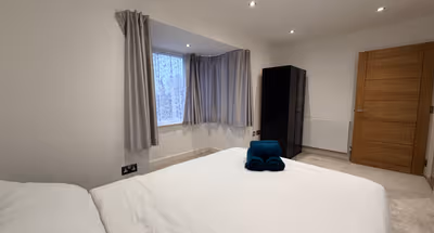 Sleek Modern 2BDR Flat in Charming Pinner