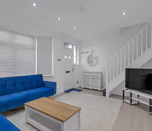 3BR Home for 6 in Rainham, Parking & Wi-Fi