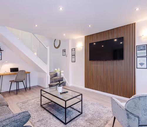 Stylish 2BR House for 4 in Manchester w/ Parking