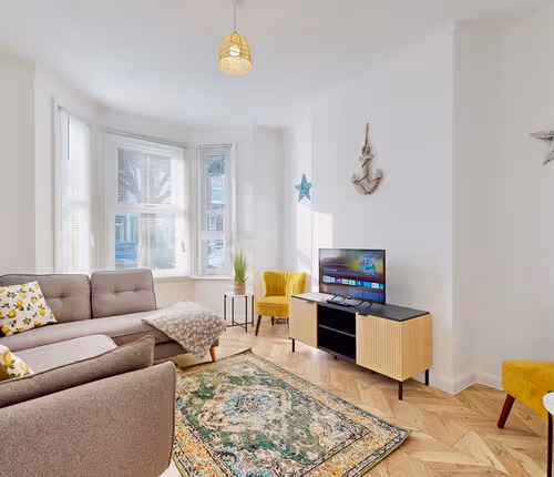 Bright and Central 4 Bed Victorian House with Parking