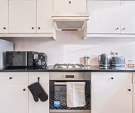 Serviced 2 Bed Apartment | Hammersmith | WiFi | Desk space
