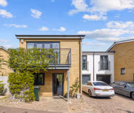 3-Bed Family Home near Bluewater with Parking