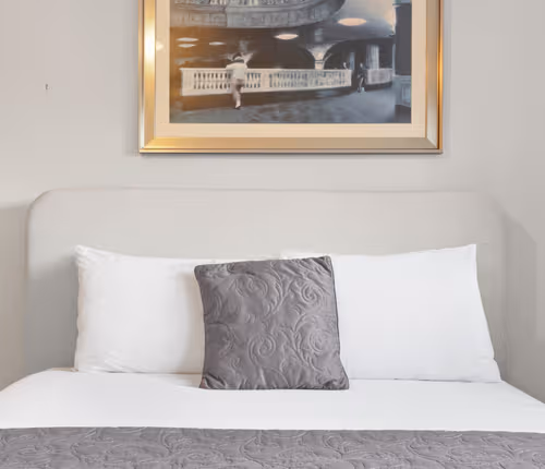 Canal-View London 2BR Flat Near Victoria Park