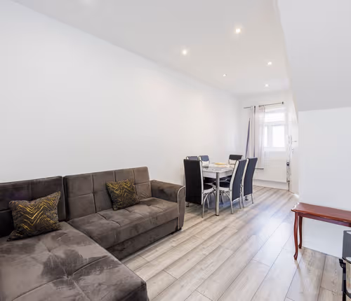 Stunning 4 bedroom house , 2 baths in EastHam