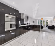 4BR Spacious Home in Newport