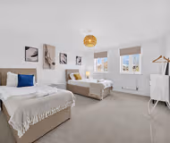 4BR Spacious Home in Newport
