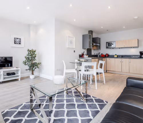Thames Edge Apartment near LHR Airport - Staines