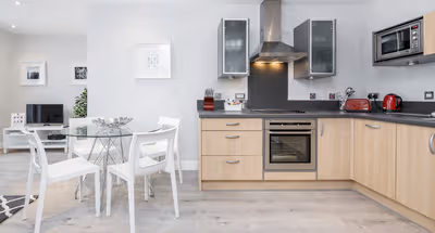 Thames Edge Apartment near LHR Airport - Staines