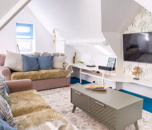 Boho Flat, Sleeps 8, Near Beach