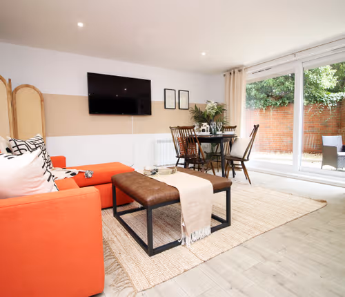Bournemouth beach apartment-Sleeps6/ Private Garden
