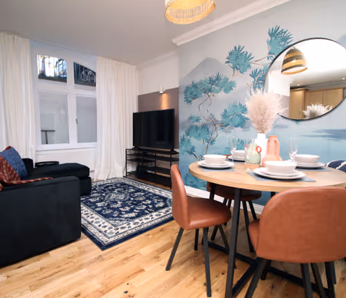 Stylish Flat 5 mins from Beach! Sleeps 6- Free Gym