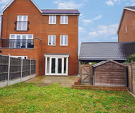 Spacious 4 Bed Family Home With Parking Overlooking The Park