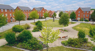 Spacious 4 Bed Family Home With Parking Overlooking The Park