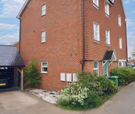 Spacious 4 Bed Family Home With Parking Overlooking The Park