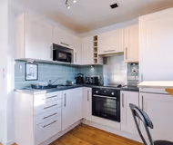 Stylish MCR 1BR Apt | Etihad | Coop Live | Parking