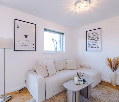 Stylish MCR 1BR Apt | Etihad | Coop Live | Parking