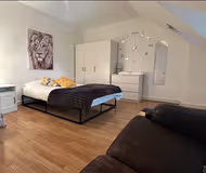 Mill Hill, spacious 4-Bed Flat near train station