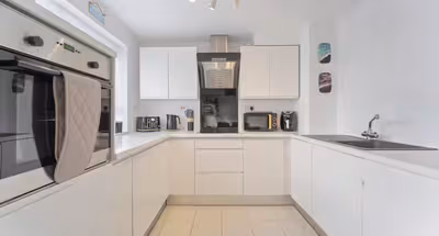 Spacious 4 Bed Home | Perfect for Groups l Parking