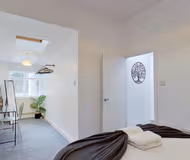 Charming 2-Bedroom Apartment with Netflix & Wi-Fi
