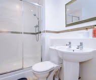 Stylish 2-Bed Apartment in Altrincham | Free Parking | Sleeps 4