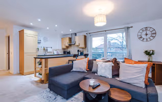 Stylish 2-Bed Apartment in Altrincham | Free Parking | Sleeps 4