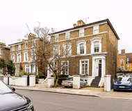 Chic Gunter Grove Flat - London Retreat