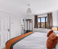 4 Bedroom House - Central MK -  Free Parking, Garden and Smart TVs with Netflix by Yoko Property