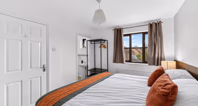 4 Bedroom House - Central MK -  Free Parking, Garden and Smart TVs with Netflix by Yoko Property