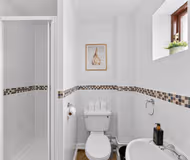 4 Bedroom House - Central MK -  Free Parking, Garden and Smart TVs with Netflix by Yoko Property