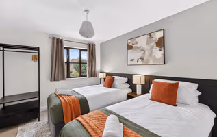 4 Bedroom House - Central MK -  Free Parking, Garden and Smart TVs with Netflix by Yoko Property