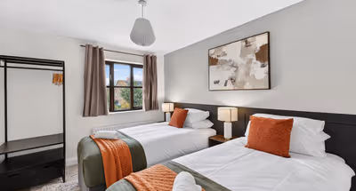 4 Bedroom House - Central MK -  Free Parking, Garden and Smart TVs with Netflix by Yoko Property