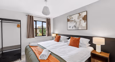 4 Bedroom House - Central MK -  Free Parking, Garden and Smart TVs with Netflix by Yoko Property