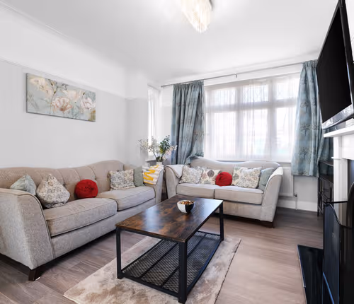 Spacious 5-Bedroom Family Home with Garden