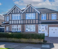 Spacious 5-Bedroom Family Home with Garden