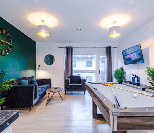 August City Break | Free Parking | Pool Table | PS4