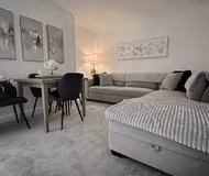 Spacious 2 Bed Home | Sleeps 5 |Parking | Liverpool