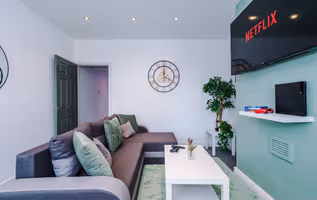 Cosy 2BR House | Contractors | Pool Table, Parking