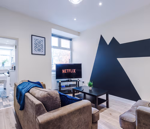 Neat 4BR House | Pool Table | Free Parking