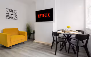 Leicester Luxe Retreat | Sleeps 8 | Garden & Workspace
