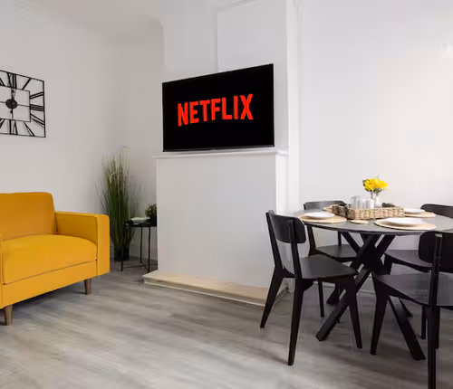 Leicester Luxe Retreat | Sleeps 8 | Garden & Workspace
