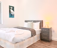 Modern 1BR Croydon Stay | WiFi, Kitchen, Ground Floor