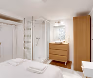 Le Raffinement Parisien – Elegant Two-bedroom Haven with Private Suites & Chic Living Spaces
