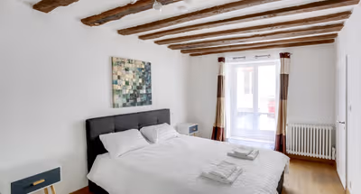 Le Raffinement Parisien – Elegant Two-bedroom Haven with Private Suites & Chic Living Spaces