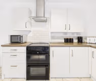 Worcester Retreat | Modern | Parking | Pool & Spa