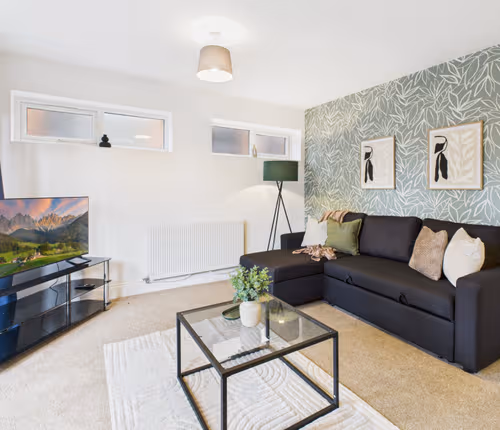 Worcester Retreat | Modern | Parking | Pool & Spa