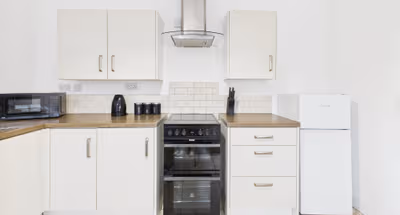 Modern Saxon Home | Pool & Gym Access | Parking